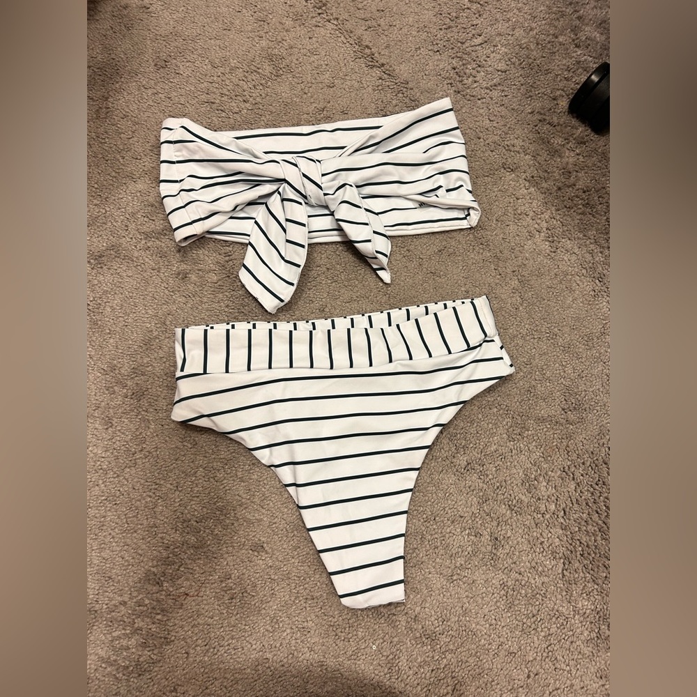 Bikini - Picture 2 of 3